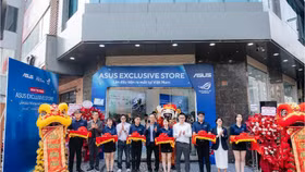 Đại diện ASUS cùng đại diện các đại lý và đối tác cắt băng khánh thành ASUS Exclusive Store đầu tiên tại Việt Nam