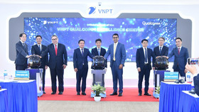 Lãnh đạo cấp cao của VNPT, Qualcomm và các đại biểu nhấn nút khai trương Trung tâm Xuất sắc VNPT – Qualcomm