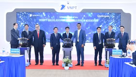 Lãnh đạo cấp cao của VNPT, Qualcomm và các đại biểu nhấn nút khai trương Trung tâm Xuất sắc VNPT – Qualcomm