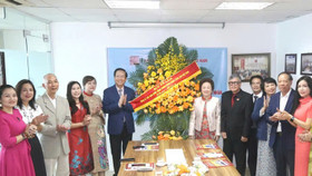 Hội Doanh nhân tư nhân Việt Nam đón nhận lẵng hoa chúc mừng của Tổng Bí thư Tô Lâm