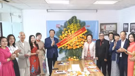 Hội Doanh nhân tư nhân Việt Nam đón nhận lẵng hoa chúc mừng của Tổng Bí thư Tô Lâm