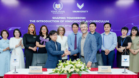 Ông Nguyễn Trung Dũng, Giám đốc Chương trình & đảm bảo chất lượng giáo dục hệ thống giáo dục Vinschool và Giáo sư Wray Buntine, Giám đốc Chương trình Khoa học máy tính Đại học VinUni tại Lễ Công bố triển khai chương trình trí tuệ nhân tạo.