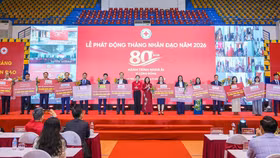 Ông Nguyễn Văn Hòa, Phó Tổng Giám đốc Eximbank (thứ tư từ trái sang) cùng các tổ chức tài chính khác trao biểu trưng ủng hộ 10 tỷ đồng tới Trung ương Hội Chữ thập đỏ Việt Nam.