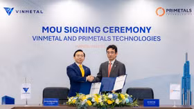 Ông Phạm Nhật Quân Anh, Tổng giám đốc Công ty VinMetal và ông Kosei Tsuji, Phó Chủ tịch điều hành Primetals Technologies ký kết thỏa thuận hợp tác