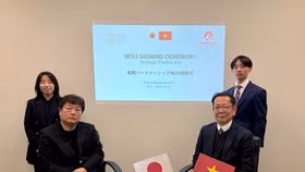 Lãnh đạo Tokyo AA và Rakusei tại buổi lễ ký kết