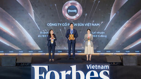Ông Nguyễn Quốc Khánh, Giám đốc Điều hành Nghiên cứu và Phát triển Vinamilk nhận vinh danh Top 50 Công ty niêm yết tốt nhất Việt Nam