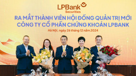 Ông Phạm Phú Khôi (giữa), Chủ tịch LPBS trao hoa cho các thành viên Hội đồng quản trị và Tổng Giám đốc LPBS