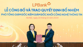 Ông Nguyễn Đức Thụy, Chủ tịch Hội đồng quản trị LPBank trao quyết định bổ nhiệm cho ông Lưu Danh Đức