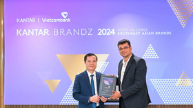 Đại diện Vietcombank, ông Lê Hoàng Tùng, Phó Tổng Giám đốc (bên trái) nhận chứng nhận “Top 30 thương hiệu giá trị nhất Đông Nam Á” từ đại diện Kantar, ông Sumit Kamra, Giám đốc Phát triển Chiến lược Kantar Insights