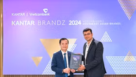 Đại diện Vietcombank, ông Lê Hoàng Tùng, Phó Tổng Giám đốc (bên trái) nhận chứng nhận “Top 30 thương hiệu giá trị nhất Đông Nam Á” từ đại diện Kantar, ông Sumit Kamra, Giám đốc Phát triển Chiến lược Kantar Insights
