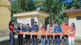 Đại diện ROX Key cắt băng khánh thành công trình học đường tại trường Hồng Ca