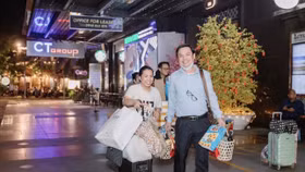 Cán bộ nhân viên chuẩn bị hành lý về quê bằng Chuyến xe Đoàn viên