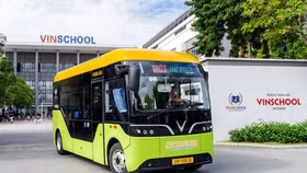 Dịch vụ School Bus vận hành bằng xe điện EB 6 phiên bản xe chuyên chở học sinh