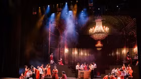 Khi tấm màn nhung mở ra, khán giả Hà Nội như được quay lại Paris thế kỷ XIX. Âm nhạc Verdi cất lên, dẫn dắt khán giả bước vào không khí xa hoa, nơi khởi đầu một mối tình định mệnh