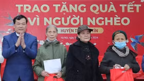 Người nghèo đón Tết Giáp Thìn trong sự phấn khởi khi có thêm phần quà Tết từ các mạnh thường quân trao tặng