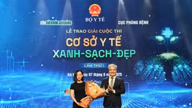 Tổng Biên tập Báo Sức khỏe và Đời sống Nhà báo Trần Tuấn Linh tặng hoa bà Nguyễn Bạch Điệp, Chủ tịch FPT Retail kiêm Tổng Giám đốc Hệ thống nhà thuốc và tiêm chủng Long Châu đại diện Nhà tài trợ cuộc thi
