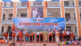 Các đại biểu và khách mời tham dự buổi lễ cắt băng khánh thành công trình lớp học trên địa bàn tỉnh Điện Biên