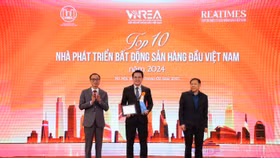 Ông Nguyễn Tuấn Anh, Phó Tổng Giám đốc KN Cam Ranh, đại diện Chủ đầu tư đón nhận vinh danh top 10 Nhà phát triển bất động sản hàng đầu Việt Nam năm 2024