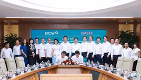 Tổng Giám đốc BIDV Lê Ngọc Lâm và Tổng Giám đốc HUD Đỗ Hoài Đông đại diện hai đơn vị ký Thỏa thuận hợp tác