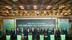 Ông Phạm Quang Tùng, Ủy viên HĐQT đại diện BIDV cùng Lãnh đạo các Cơ quan quản lý thực hiện nghi thức khai trương phiên giao dịch đầu tiên của Sàn giao dịch các-bon trong nước