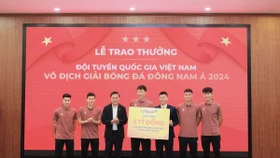 Đại diện Ngân hàng Lộc Phát Việt Nam, ông Đoàn Nguyên Ngọc, Phó Tổng giám đốc (thứ 3 từ phải sang) trao thưởng 5 tỷ đồng cho Đội tuyển quốc gia Việt Nam khi giành cúp vô địch ASEAN 2024