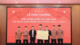 Đại diện Ngân hàng Lộc Phát Việt Nam, ông Đoàn Nguyên Ngọc, Phó Tổng giám đốc (thứ 3 từ phải sang) trao thưởng 5 tỷ đồng cho Đội tuyển quốc gia Việt Nam khi giành cúp vô địch ASEAN 2024