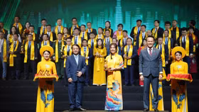 Bà Ninh Thị Lan Phương, Phó Tổng Giám đốc SHB đại diện ngân hàng nhận giải thưởng Sao Vàng đất Việt