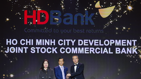 Ông Phạm Văn Đẩu, Giám đốc Tài chính kiêm Giám đốc khối Nhân sự HDBank đại diện ngân hàng nhận danh hiệu "Nơi làm việc tốt nhất châu Á" 2025 dành cho HDBank 
