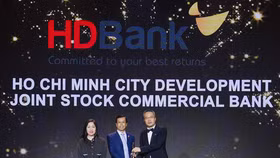Ông Phạm Văn Đẩu, Giám đốc Tài chính kiêm Giám đốc khối Nhân sự HDBank đại diện ngân hàng nhận danh hiệu "Nơi làm việc tốt nhất châu Á" 2025 dành cho HDBank 