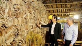 Đồng chí Hoàng Quốc Khánh, Bí thư Tỉnh ủy đến thăm và tìm hiểu cơ sở sản xuất ngói âm dương tại xã Bắc Sơn