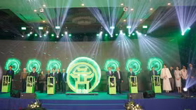 Khoảnh khắc bấm nút phát động chiến dịch “Vì Thủ đô trong xanh”