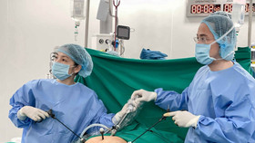 Ca mổ nội soi do ekip Vinmec Cần Thơ và chuyên gia từ TP.HCM phối hợp thực hiện, bóc tách khối u lớn an toàn, ít xâm lấn.