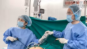 Ca mổ nội soi do ekip Vinmec Cần Thơ và chuyên gia từ TP.HCM phối hợp thực hiện, bóc tách khối u lớn an toàn, ít xâm lấn.