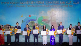 Ông Tal Cohen (thứ năm từ trái sang), đại diện ban lãnh đạo Tập đoàn TH nhận vinh danh top 10 Doanh nghiệp bền vững 2025