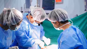 PGS.TS.BS Trần Ngọc Sơn cùng ê-kíp trong một ca phẫu thuật Kasai