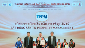 Đại diện TNPM nhận cúp vàng từ ban tổ chức