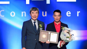 Phó Giám đốc Thương mại ông Đinh Xuân Thuỷ (bên phải) đại diện Vietjet nhận giải thưởng từ Trưởng Ban giám khảo ông Yoo Chang-jo