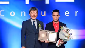 Phó Giám đốc Thương mại ông Đinh Xuân Thuỷ (bên phải) đại diện Vietjet nhận giải thưởng từ Trưởng Ban giám khảo ông Yoo Chang-jo