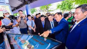 Phó Thủ tướng Chính phủ Hồ Đức Phớc cùng đoàn đại biểu cấp cao thăm không gian giới thiệu các giải pháp tài chính số của HDBank tại sự kiện