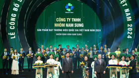 Bà Trần Thị Huấn, Phó Tổng giám đốc Công ty TNHH Nhôm Nam Sung nhận Biểu trưng Thương hiệu quốc gia