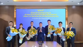 Ông Nguyễn Đức Thụy tặng hoa chúc mừng đội ngũ Hội đồng quản trị SCEX