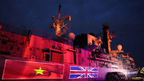 Cập cảng Nhà Rồng (TP.HCM) sáng ngày 22/09/2025, tàu hộ vệ đa nhiệm HMS Richmond của Hải quân Hoàng gia Anh, bắt đầu chuyến thăm hữu nghị TP.HCM. Chuyến thăm diễn ra đúng dịp Anh và Việt Nam kỷ niệm 15 năm thiết lập quan hệ Đối tác Chiến lược, nhấn mạnh cam kết ngoại giao và sự củng cố hợp tác an ninh, quốc phòng