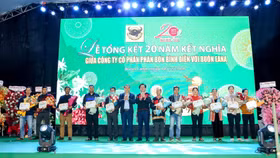 Công ty Cổ phần Phân bón Bình Điền trao thưởng cho các hộ nông dân có thành tích xuất sắc trong phong trào thi đua sản xuất giỏi tại Buôn Eana