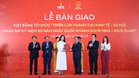 Nghi thức bàn giao mặt bằng tổ chức "Triển lãm thành tựu kinh tế - xã hội nhân dịp kỷ niệm 80 năm ngày Quốc khánh" dưới sự chứng kiến của Phó Thủ tướng Chính phủ Mai Văn Chính, Trưởng Ban Chỉ đạo Triển lãm và Bộ trưởng Bộ Văn hóa, Thể thao và Du lịch Nguyễn Văn Hùng, Trưởng Ban tổ chức Triển lãm
