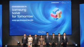 Các đại biểu thực hiện nghi thức khởi động Cuộc thi Samsung Solve for Tomorrow 2025