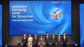 Các đại biểu thực hiện nghi thức khởi động Cuộc thi Samsung Solve for Tomorrow 2025