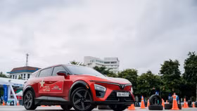 Thiết kế không lẫn vào đâu, VinFast VF 7 càng thêm sức hút nhờ giá bán "dễ xuống tiền"