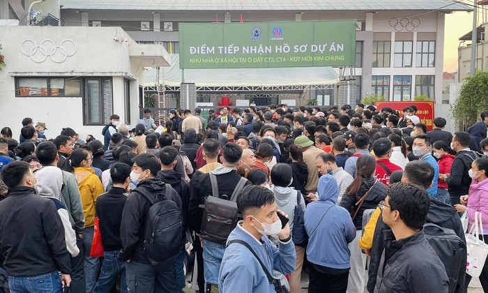 Người dân xếp hàng đông nghịt để nộp hồ sơ mua nhà ở xã hội