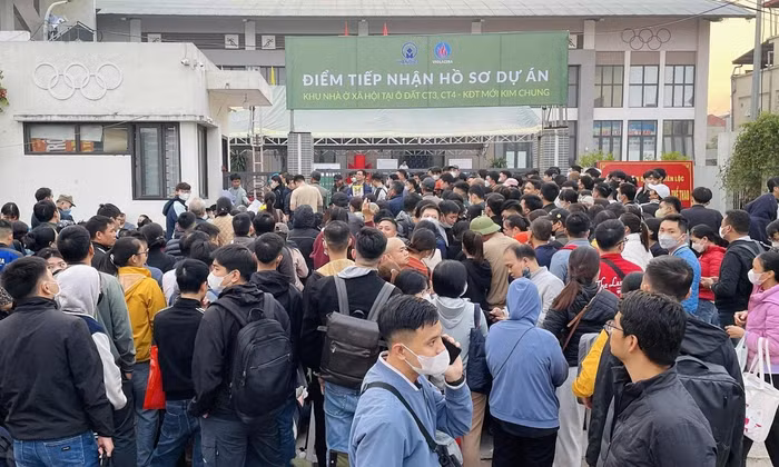 Người dân xếp hàng đông nghịt để nộp hồ sơ mua nhà ở xã hội