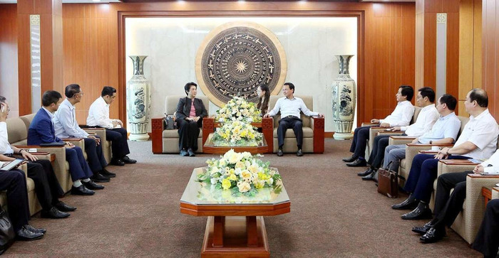 Ông Đặng Xuân Phong, Ủy viên Ban Chấp hành Trung ương Đảng, Bí thư Tỉnh ủy tỉnh Phú Thọ tiếp bà Somhatai Panichewa, Tổng Giám đốc điều hành Tập đoàn Amata tdamata4-9520.jpg